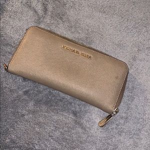 Micheal Kors Zip Wallet